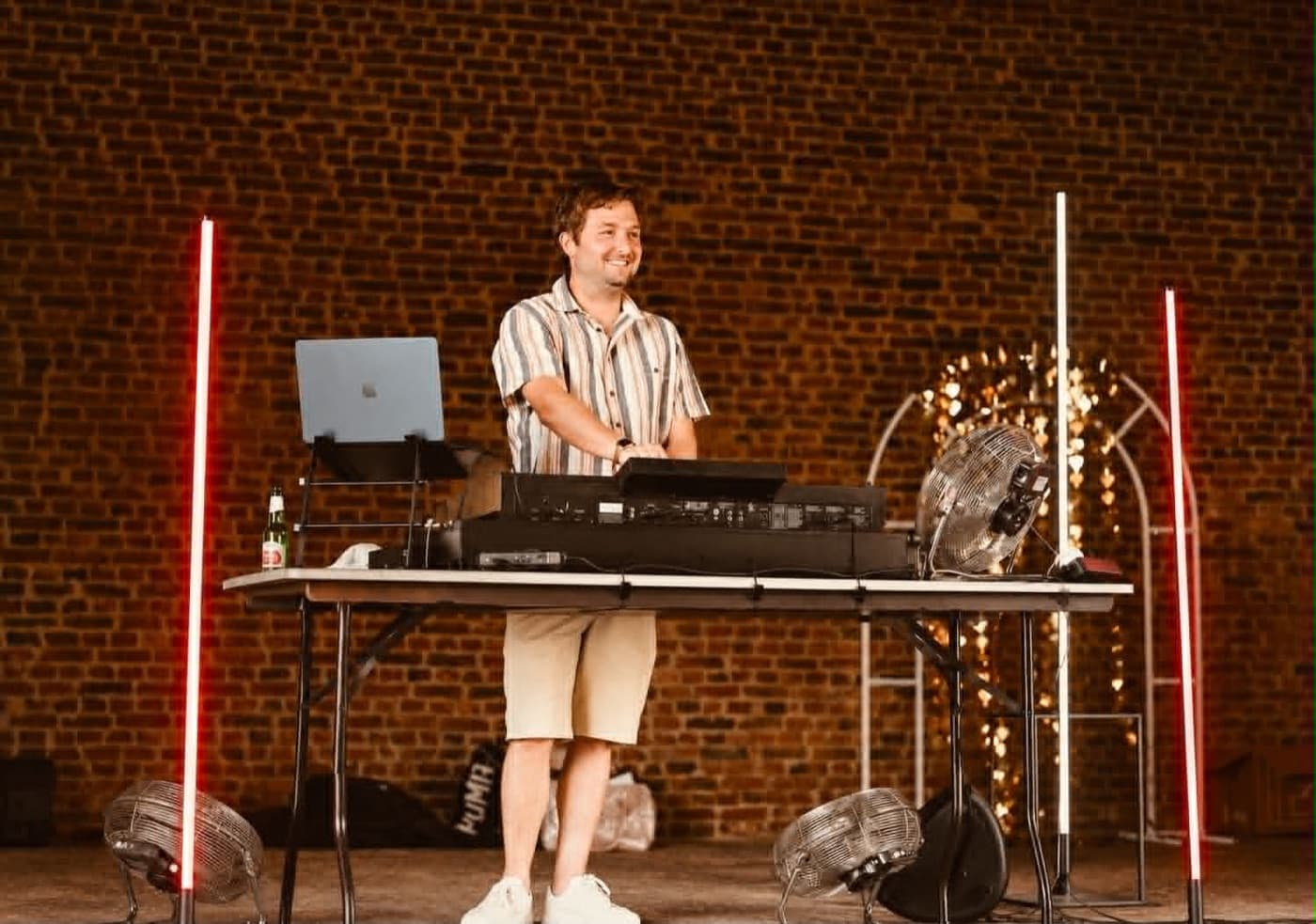 Gaël achter de DJ-booth op een event