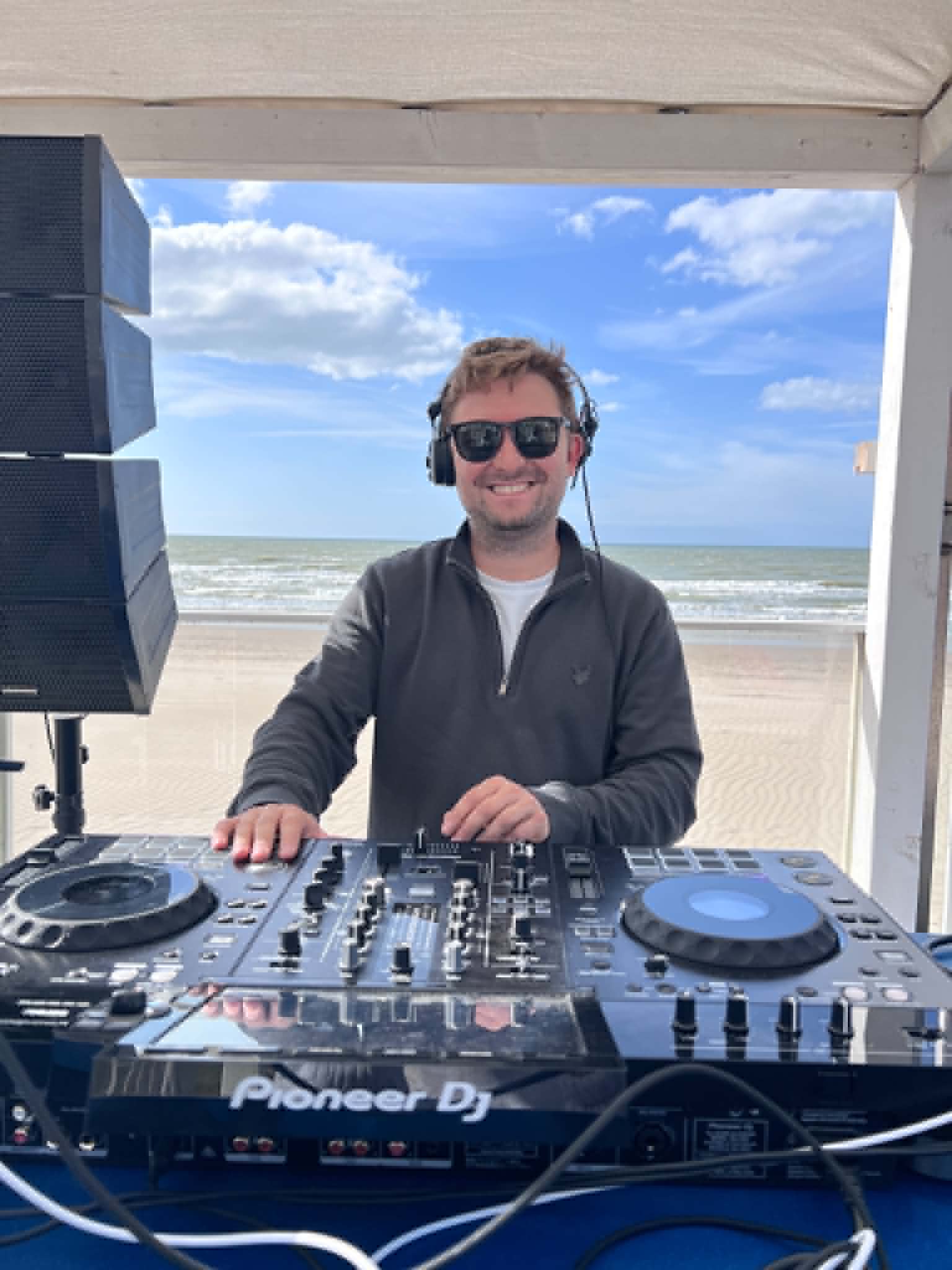 Gaël aan de DJ-decks